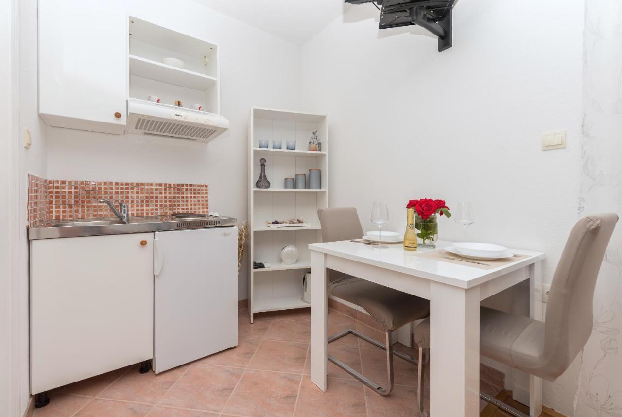מאקרסקה Skiljini Dvori - Studio-Apartman 1 מראה חיצוני תמונה